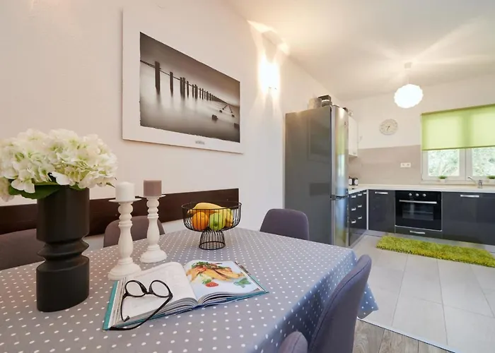 Demonta * Трогір