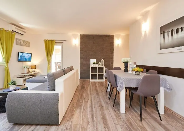 Demonta Трогір