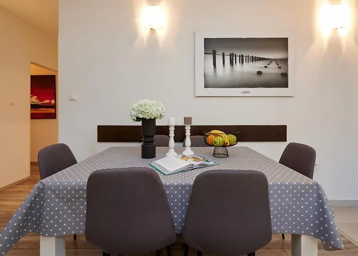 Demonta Трогір